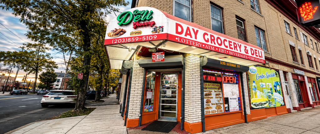 "Fachada Day Grocery